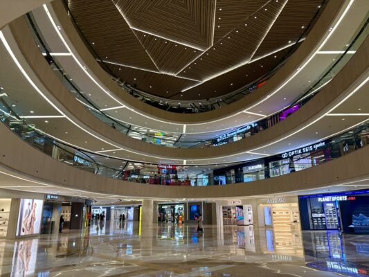 Tunjungan Plazaの大きな吹き抜けと館内