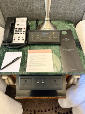 客室ベッドサイドの操作パネル、電話、コンセント