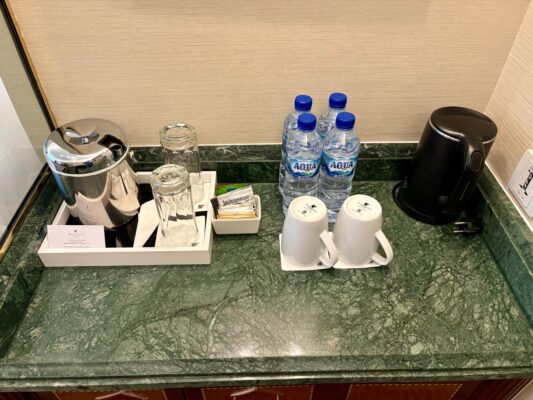 客室のケトル、コーヒー、紅茶、ミネラルウォーター